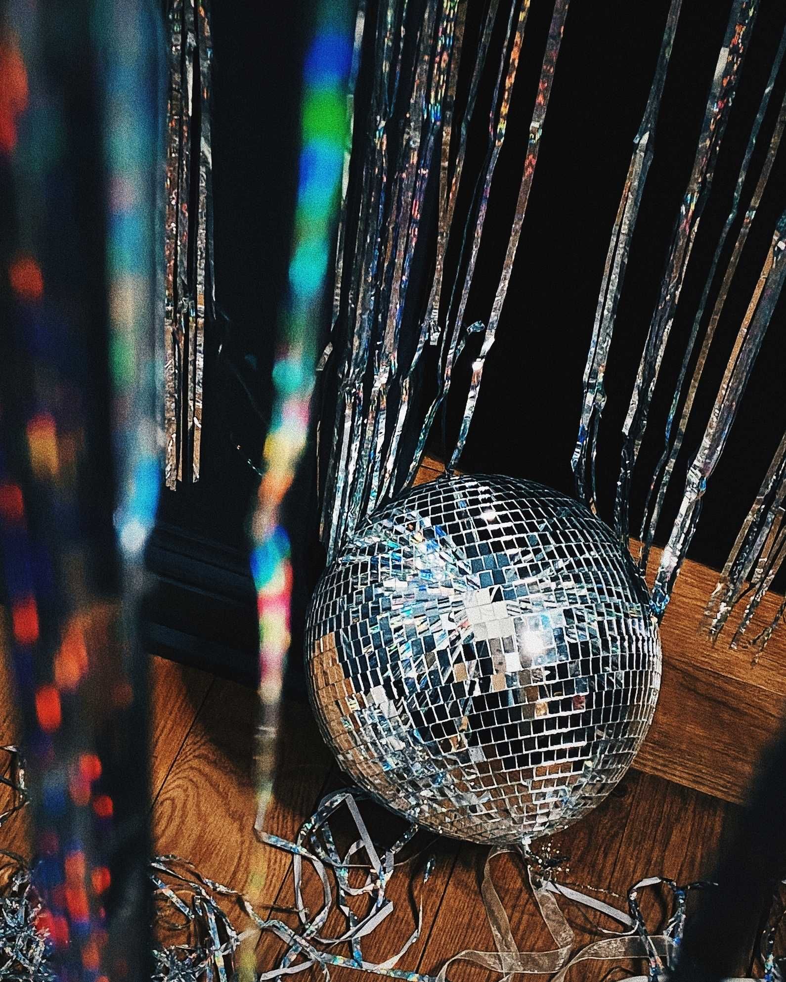 Discokula bland glittrande festdekorationer