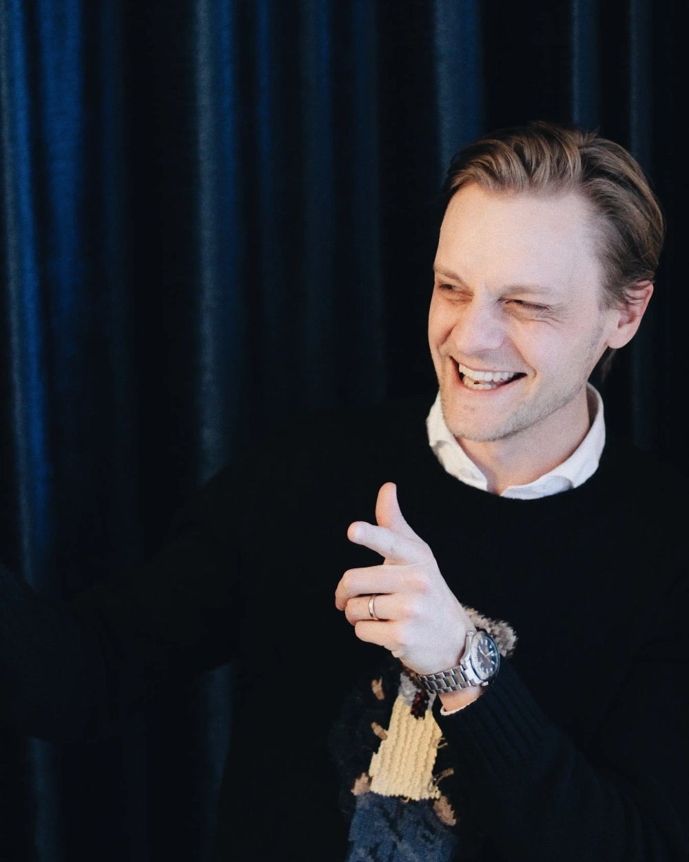 Markus som skrattar och pekar
