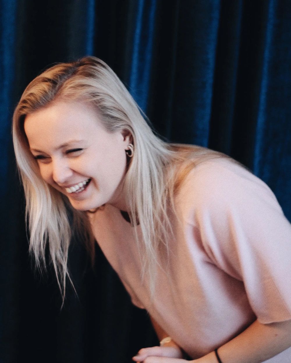 Elinor som skrattar