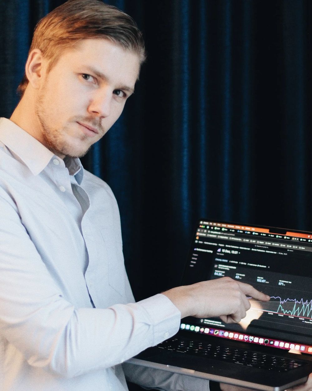 Ville som visar något på en laptop