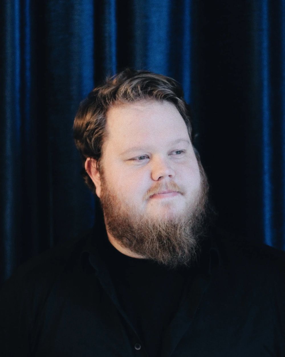 Emil som tittar åt sidan
